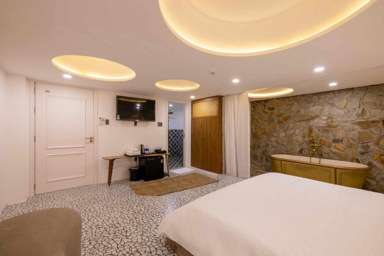 Pisces Hotel Hue Esterno foto
